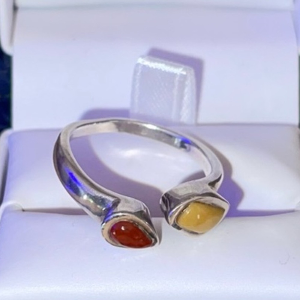 STERLING SILVER 925 VINTAGE TWO-TONED STONES LOVELY RING. SIZE 6.5.